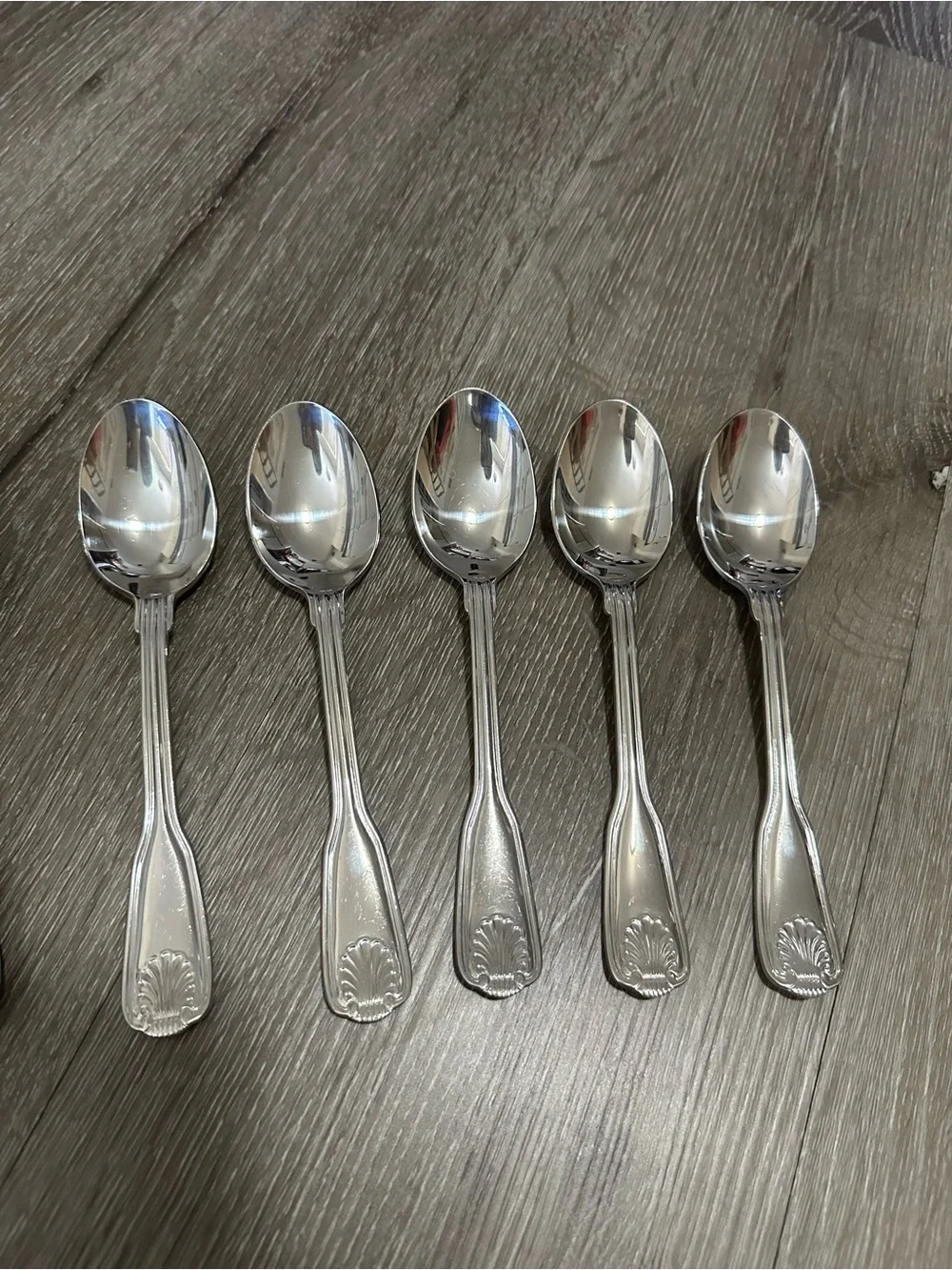 Classic Shell-Pattern Stainless Steel Flatware Set - Silver